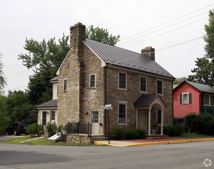111 E Washington St, Middleburg, VA for sale - Primary Photo - Image 1 of 13