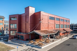 Canal Street At Harbor Point - Bar