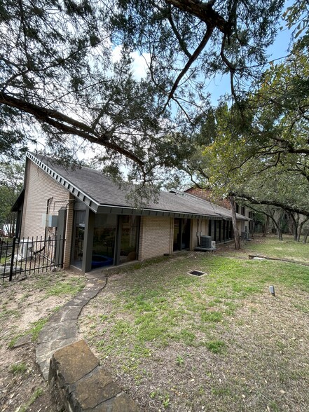 2525 Wallingwood Dr, Austin, TX for lease - Building Photo - Image 3 of 6