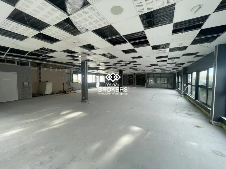 Retail in Éguilles for lease - Interior Photo - Image 2 of 4