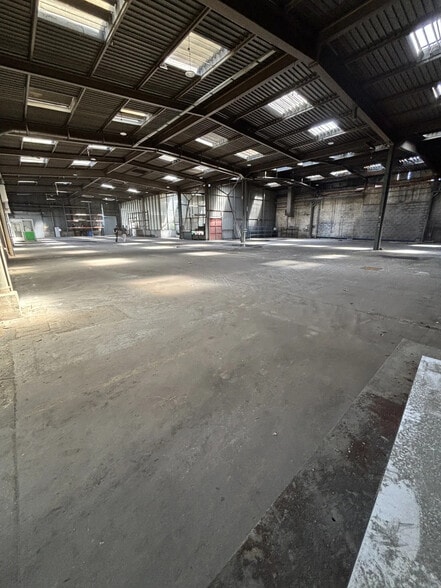 Flex in Saint-Priest for lease - Building Photo - Image 1 of 9