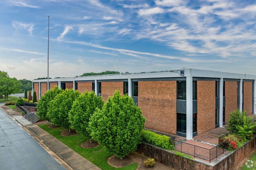 2516 Industry Dr, Burlington, NC for lease - Building Photo - Image 2 of 6