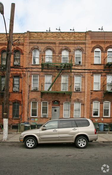 359 Grove St, Brooklyn, NY for sale - Primary Photo - Image 1 of 13