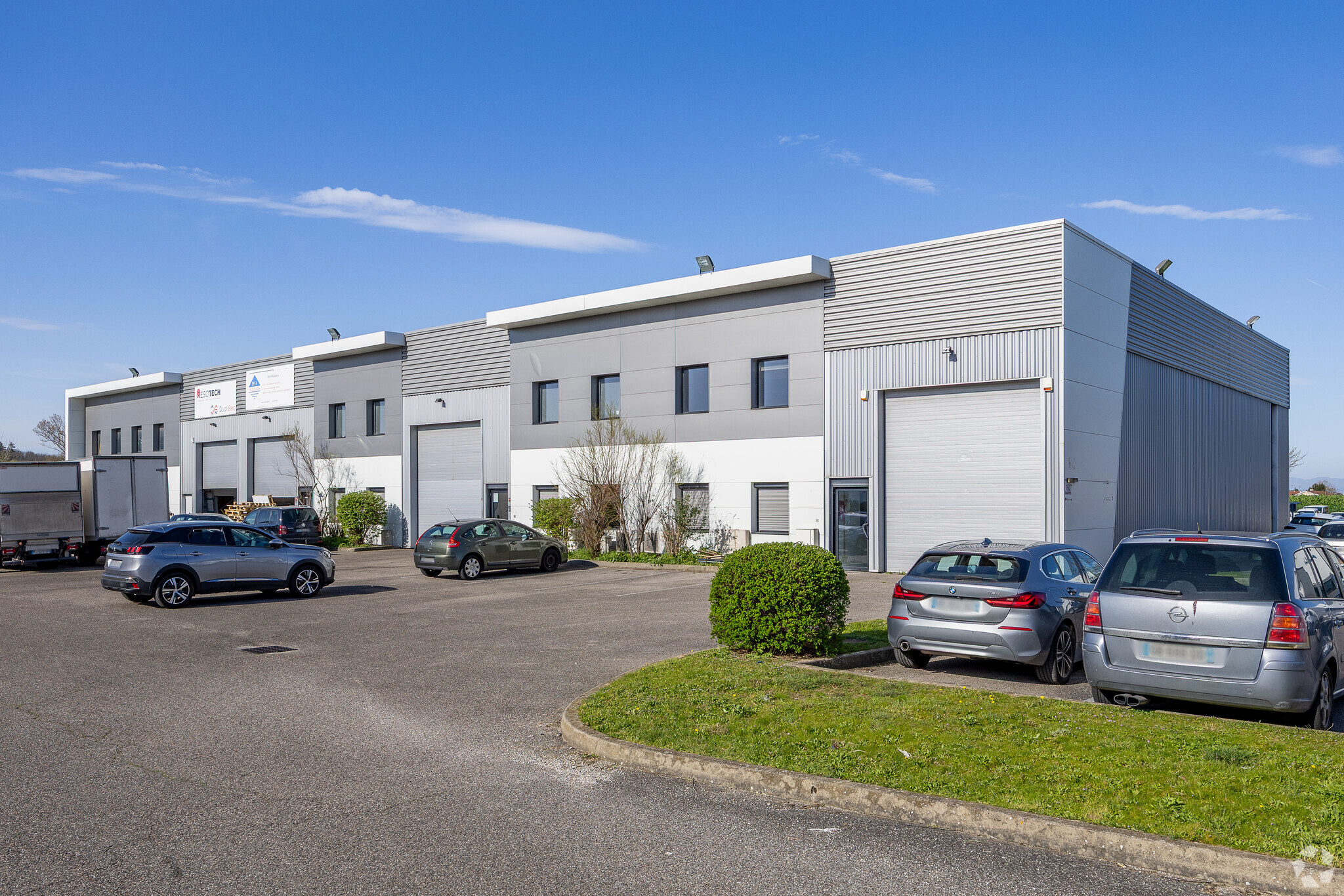 Flex in Saint-Priest for sale Primary Photo- Image 1 of 11