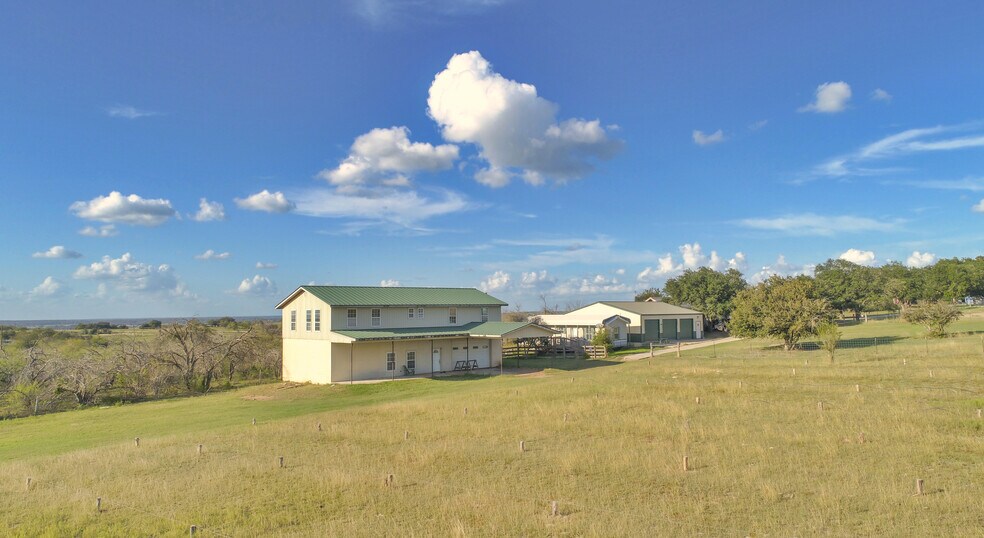 3371 Rathkamp Dreyer Rd, Yoakum, TX for sale - Building Photo - Image 1 of 1