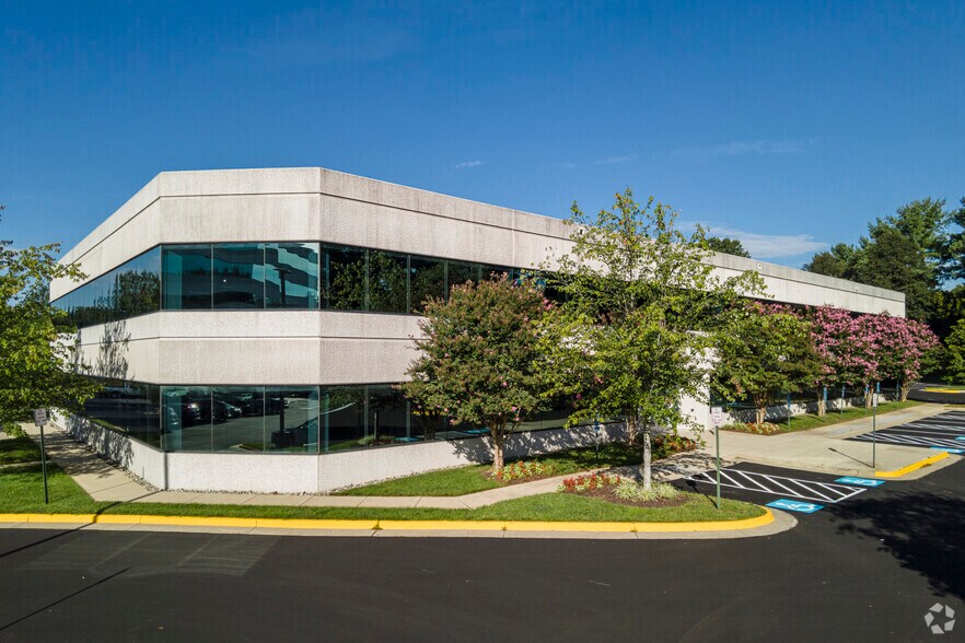 10580 Arrowhead Dr, Fairfax, VA 22030