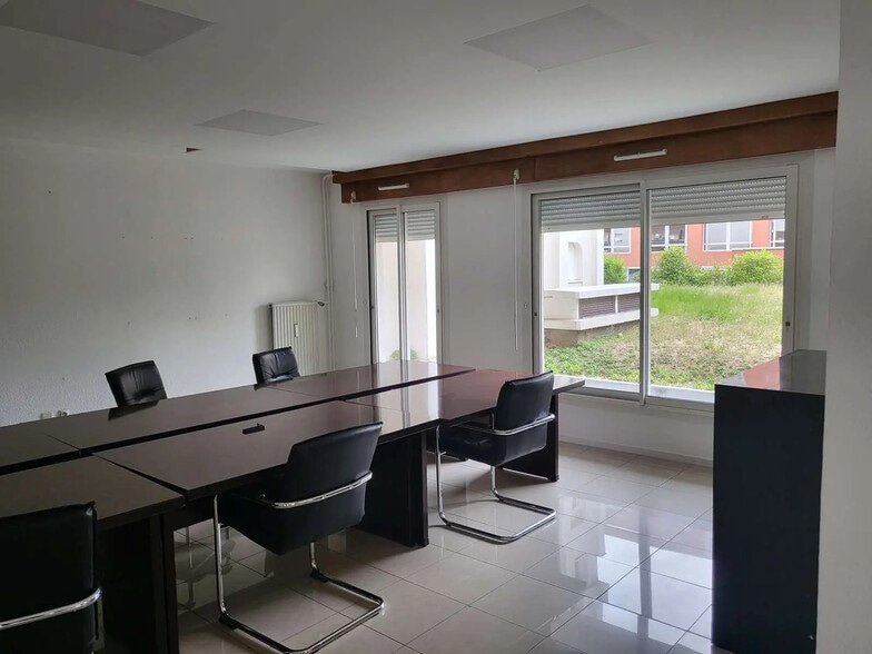 Office in Suresnes for lease - Interior Photo - Image 2 of 5