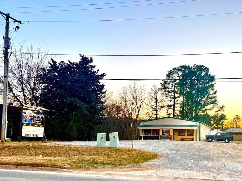 52 Main St, Mount Pleasant, AR for sale - Primary Photo - Image 1 of 27