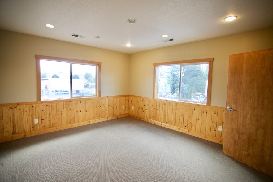 1410 S Township Rd, Canby, OR 97013 Canby Office and Yard Space