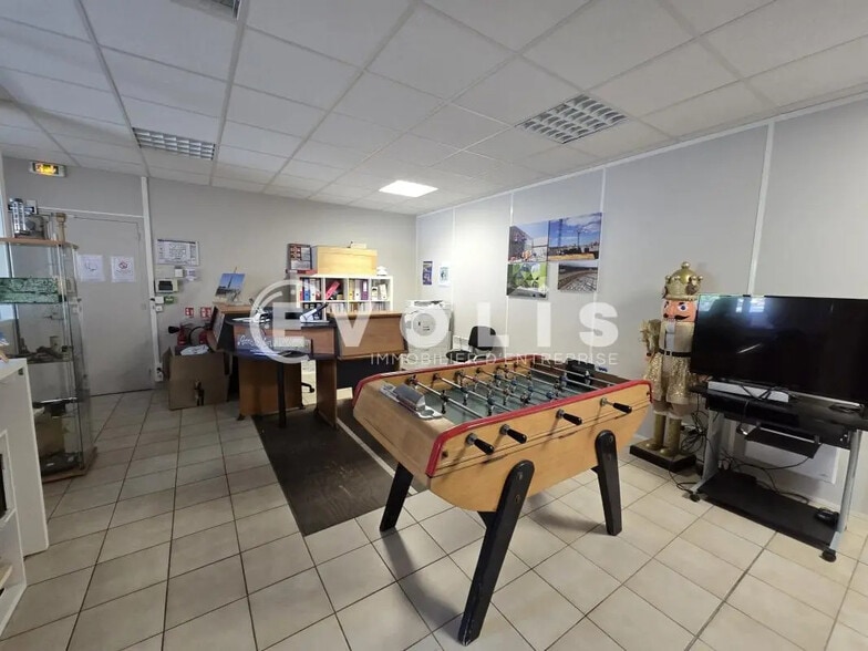 Office in Saclay for lease - Interior Photo - Image 2 of 7