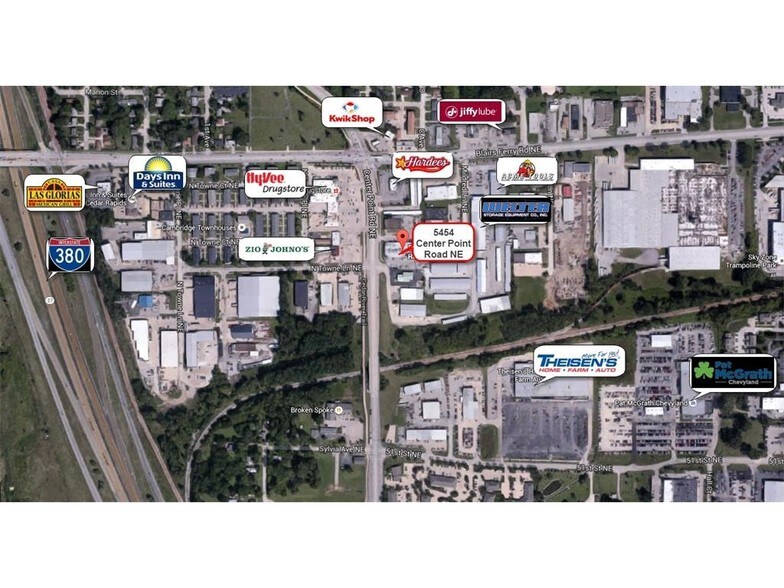 5454 Center Point Rd NE, Cedar Rapids, IA for sale - Primary Photo - Image 1 of 1