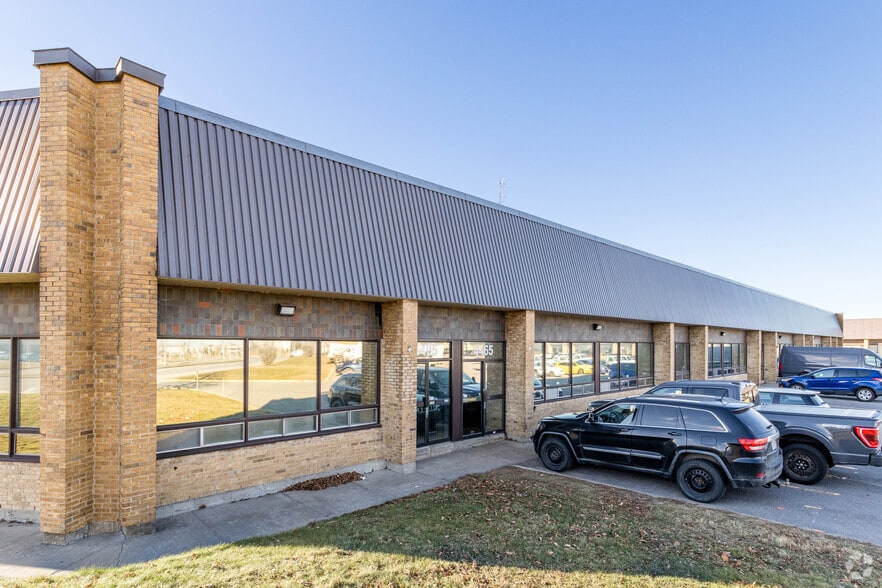 4405-4515 Boul Poirier, Saint-Laurent, QC for lease - Building Photo - Image 3 of 4