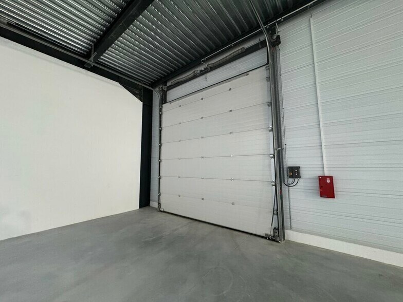 Flex in Chalifert for lease - Building Photo - Image 2 of 4