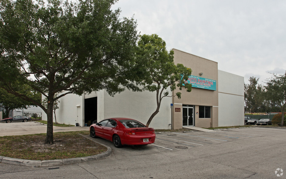 1915 NW 40th Ct, Pompano Beach, FL for lease - Primary Photo - Image 1 of 4