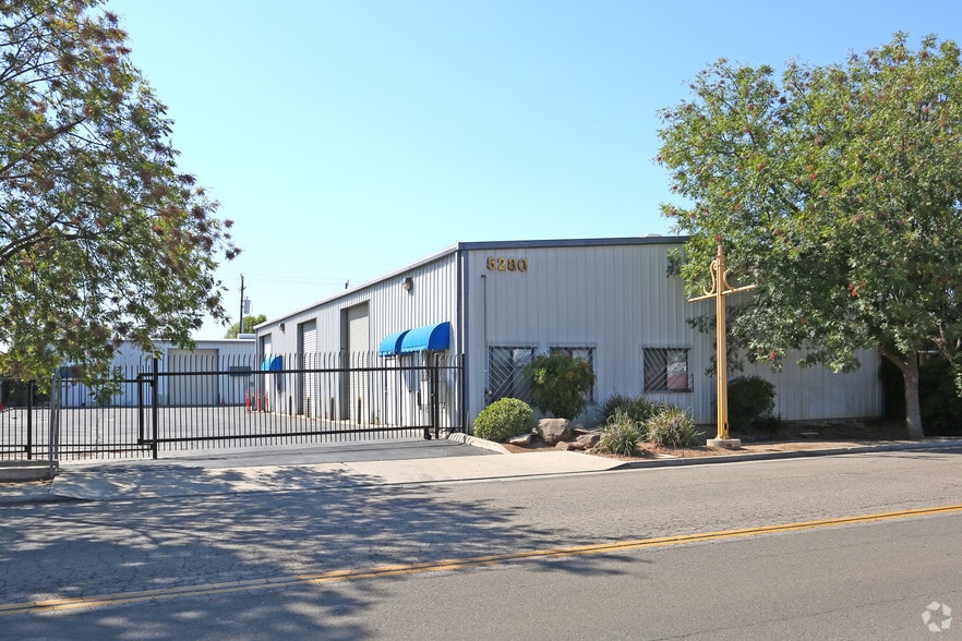 5282 E Pine Ave, Fresno, CA for lease - Primary Photo - Image 1 of 8