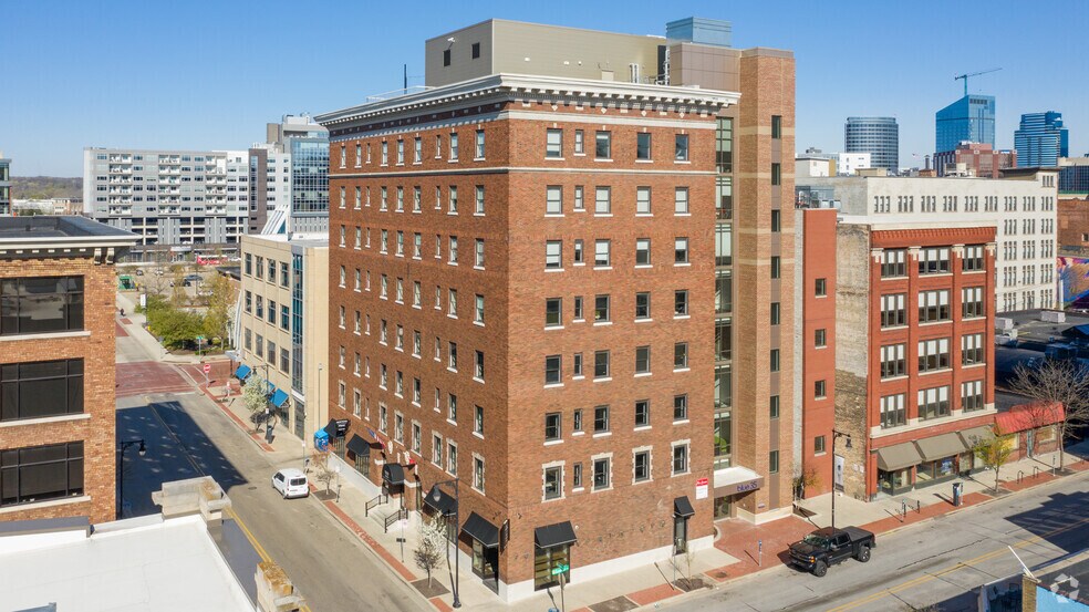 35 Oakes St SW, Grand Rapids, MI for lease - Primary Photo - Image 2 of 29