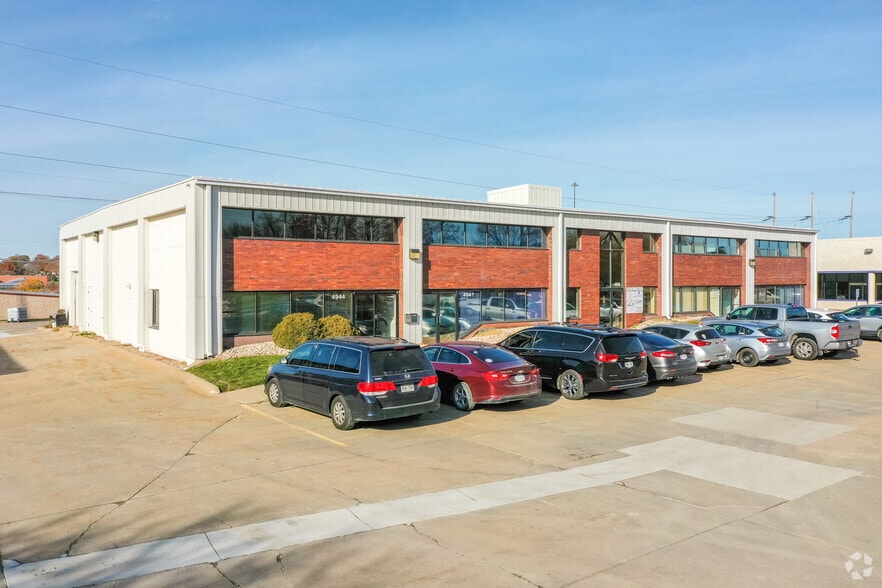 4928-4944 S 114th St, Omaha, NE for lease - Primary Photo - Image 1 of 10