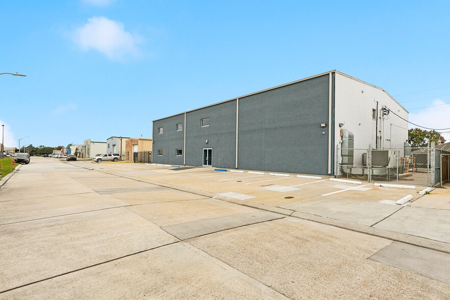 8411 Parc Pl, Chalmette, LA for sale - Building Photo - Image 3 of 57