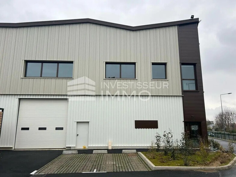 Flex in Osny for lease - Building Photo - Image 1 of 11