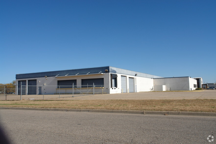 2118 W Harry St, Wichita, KS for lease - Building Photo - Image 2 of 4