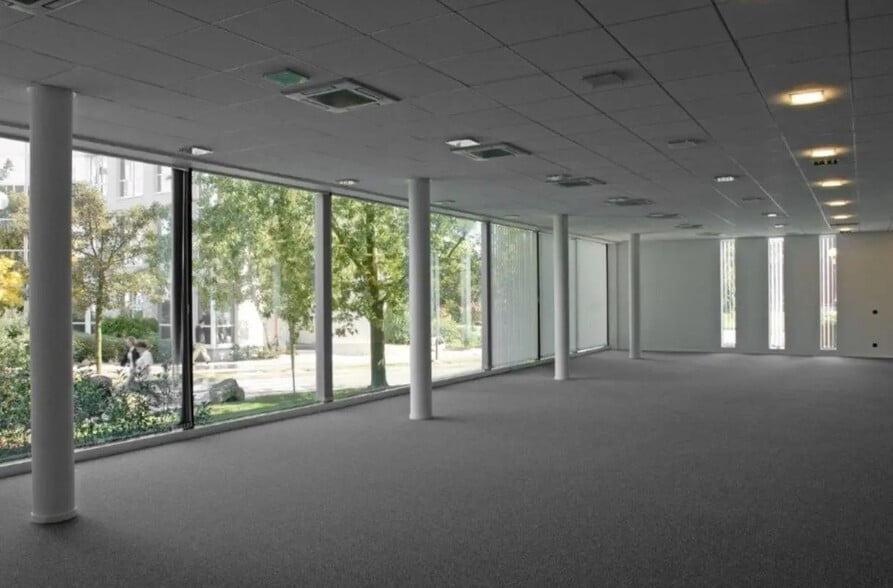 13 Avenue Morane Saulnier, Vélizy-Villacoublay for lease - Interior Photo - Image 3 of 6