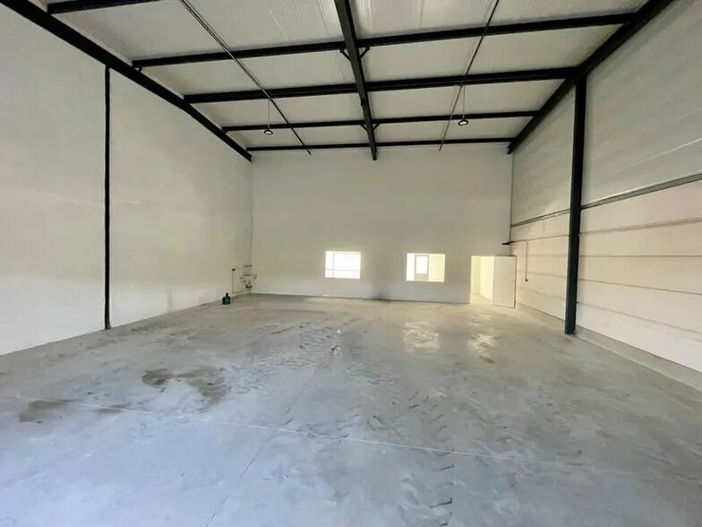 Flex in Venette for lease - Interior Photo - Image 1 of 8