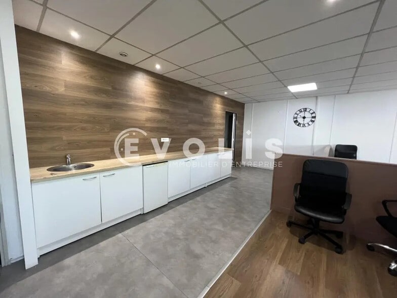 Office in Neuilly-Plaisance for lease - Interior Photo - Image 3 of 9