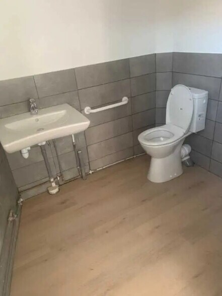 Office in Saint-Quentin for lease - Building Photo - Image 3 of 4