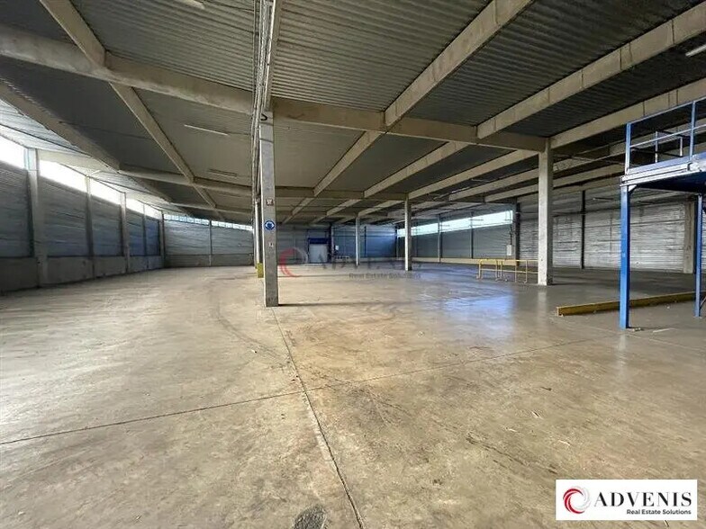 Flex in Carbon-Blanc for lease - Interior Photo - Image 3 of 7