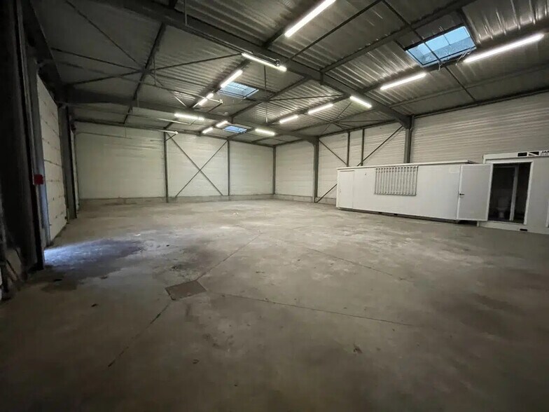 Flex in Ennery for lease - Interior Photo - Image 3 of 5