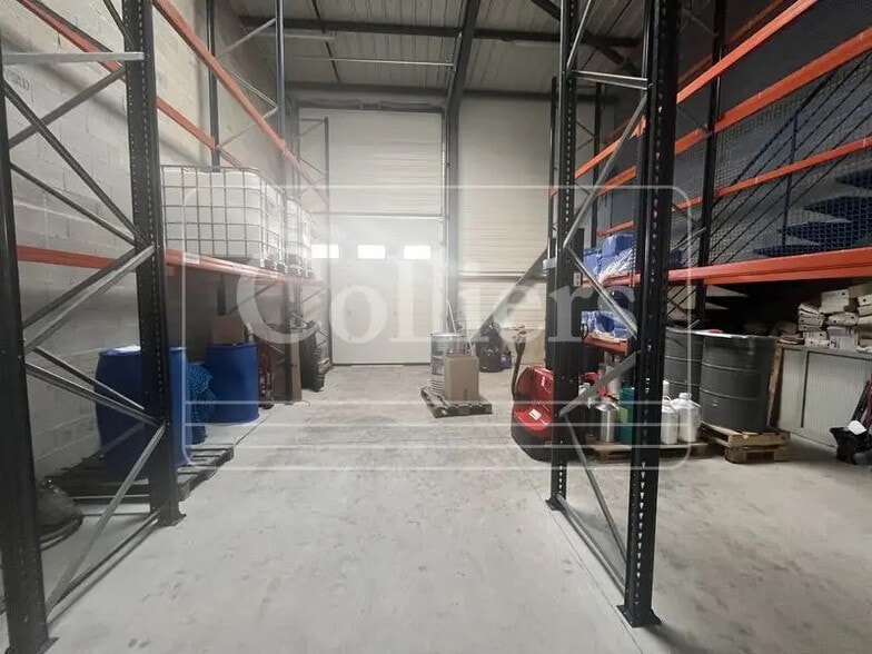 Flex in Aubagne for lease - Interior Photo - Image 2 of 4