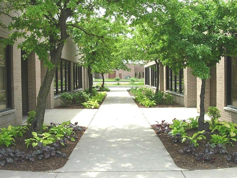 220-320 Howard Ave, Des Plaines, IL for sale - Building Photo - Image 2 of 43