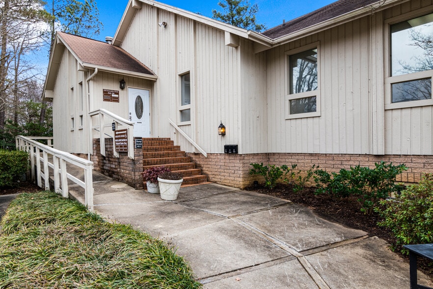 1152 Executive Cir, Cary, NC for lease - Building Photo - Image 3 of 19