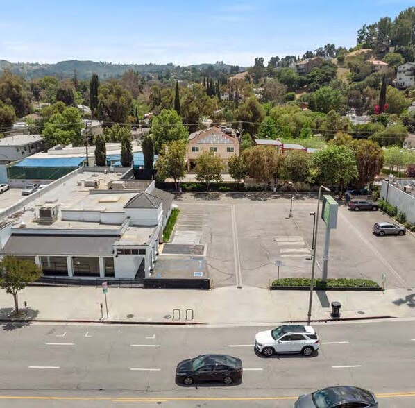 21326 Ventura Blvd, Woodland Hills, CA for sale - Building Photo - Image 2 of 21