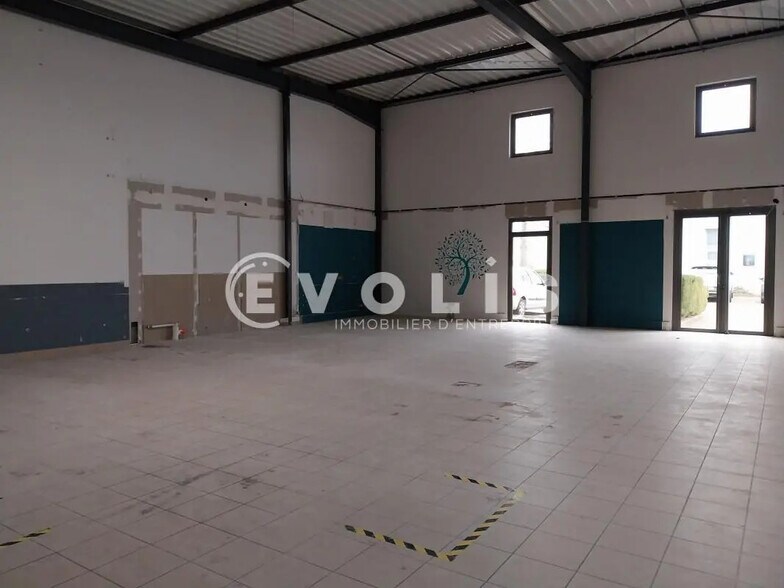 Flex in Lyon for lease - Interior Photo - Image 3 of 12