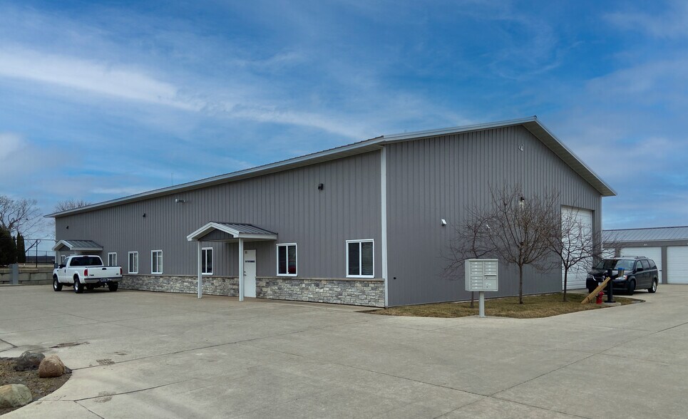1450 Robins Rd, Hiawatha, IA for sale - Building Photo - Image 1 of 1