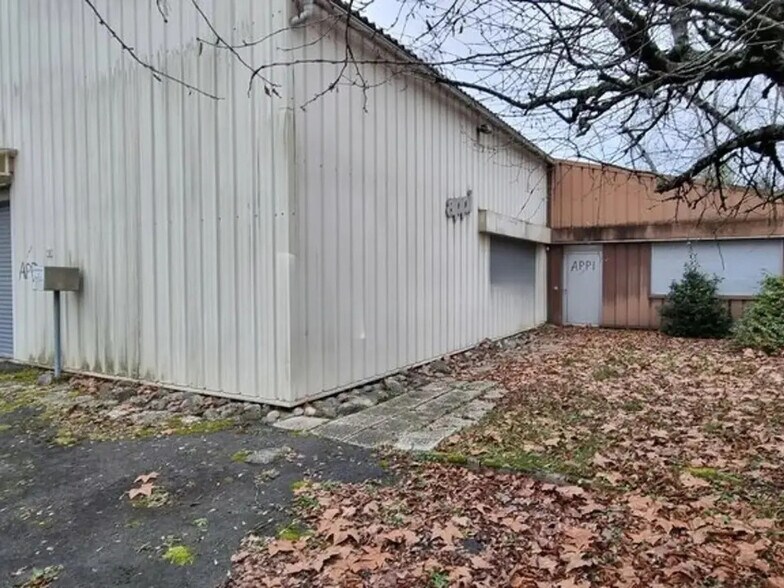 Industrial in BRIVE-LA-GAILLARDE for lease - Building Photo - Image 1 of 3
