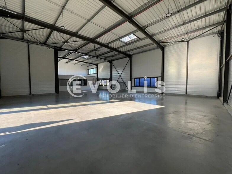 Office in Saint-Priest for lease - Building Photo - Image 2 of 18