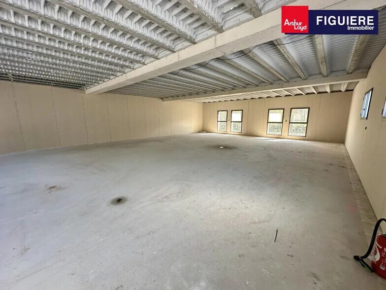 1561 Chemin De La Muscatelle, Châteauneuf-le-Rouge for lease - Interior Photo - Image 2 of 7