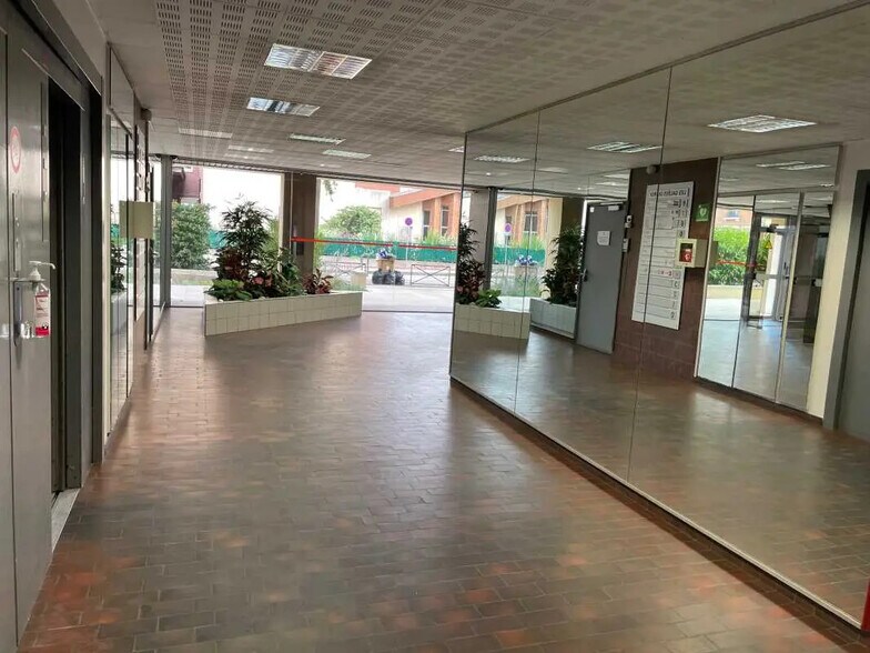 Office in Rouen for lease - Lobby - Image 3 of 8