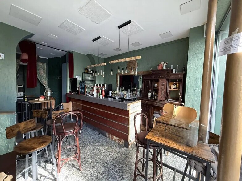 Retail in Paris for lease - Building Photo - Image 1 of 5