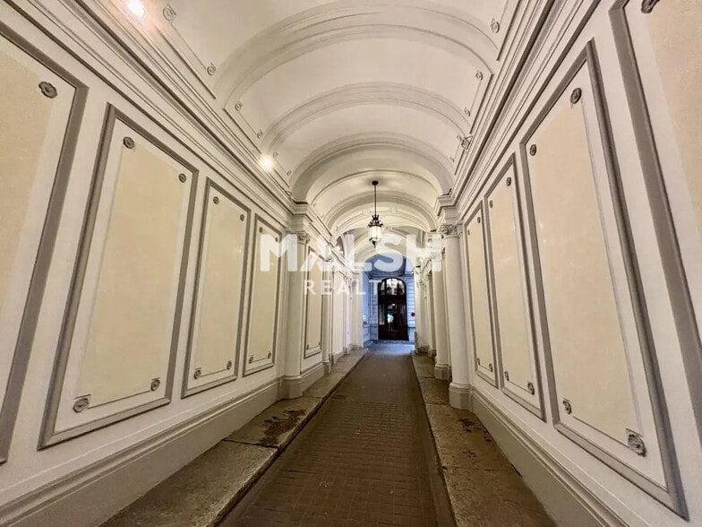 Office in Lyon for lease - Building Photo - Image 2 of 11