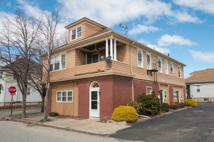 77 Governor St, Cranston, RI 02920