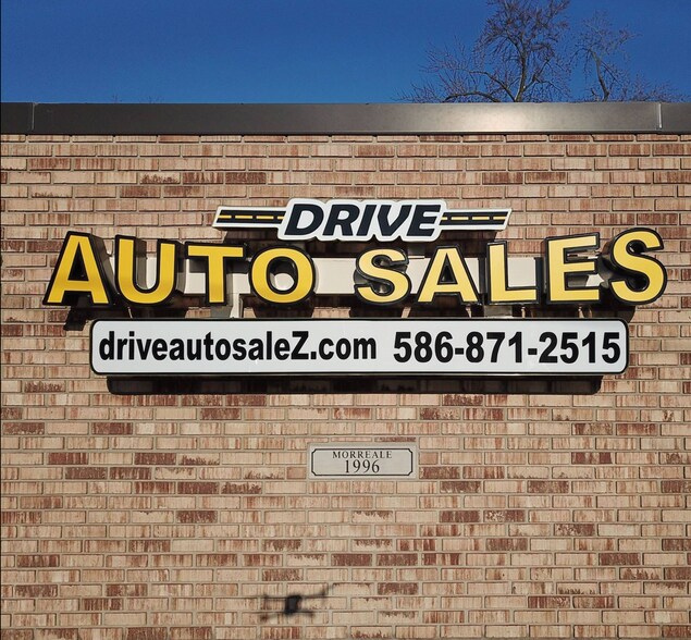 28620 Utica Rd, Roseville, MI 48066