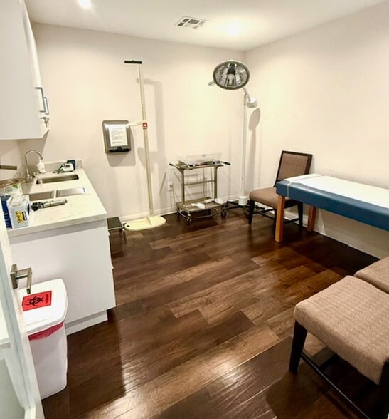 6742 Winnetka Ave, Winnetka, CA for lease - Building Photo - Image 2 of 5