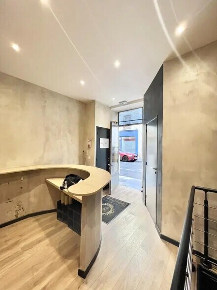 Retail in Paris for lease - Building Photo - Image 2 of 9