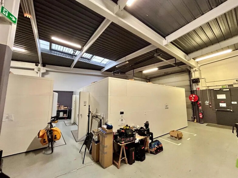 Office in Saint-Denis for lease - Interior Photo - Image 2 of 7