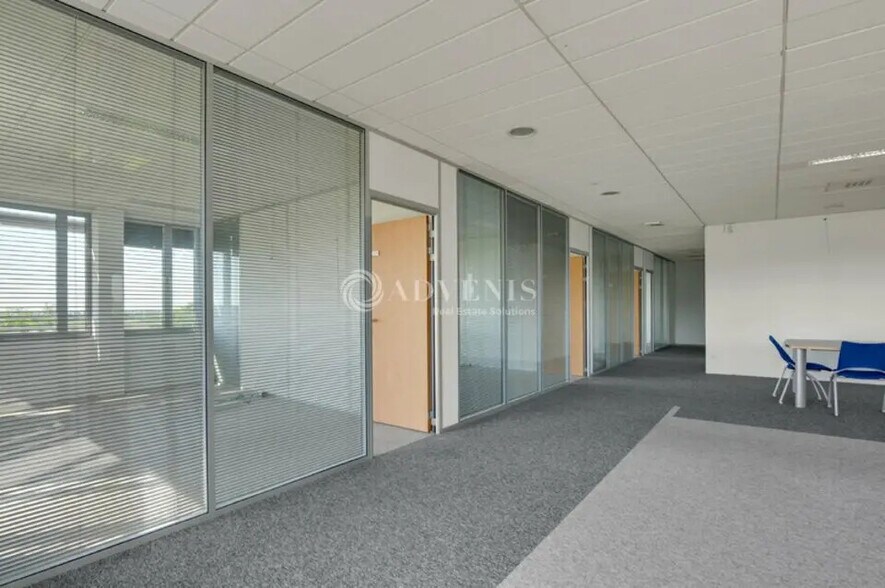 Office in Roissy-en-France for lease - Interior Photo - Image 2 of 8