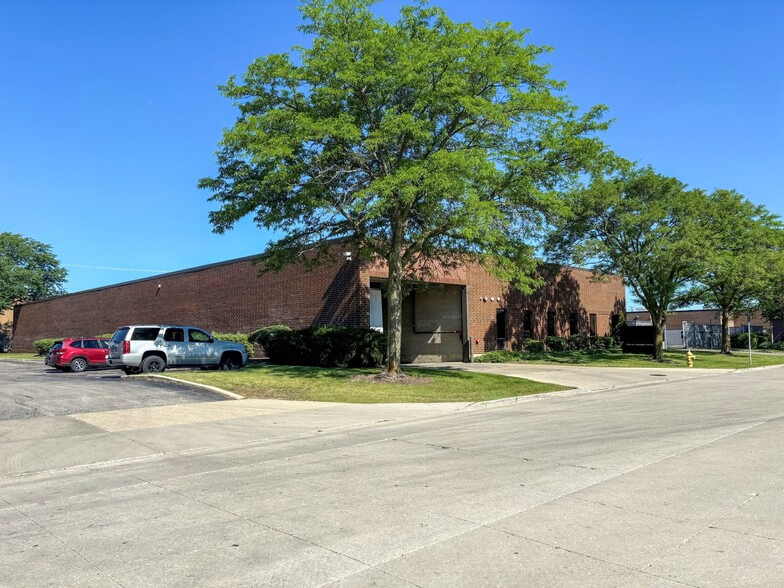 930 N Dupage Ave, Lombard, IL for lease - Building Photo - Image 1 of 5