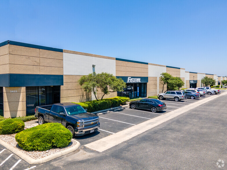 3453 IH-35 N, San Antonio, TX for lease - Building Photo - Image 2 of 3